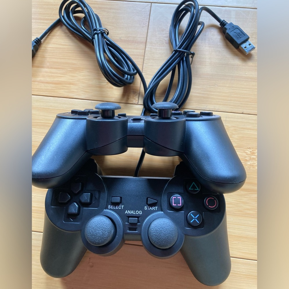 Two wired game controllers - Picture 4 of 4
